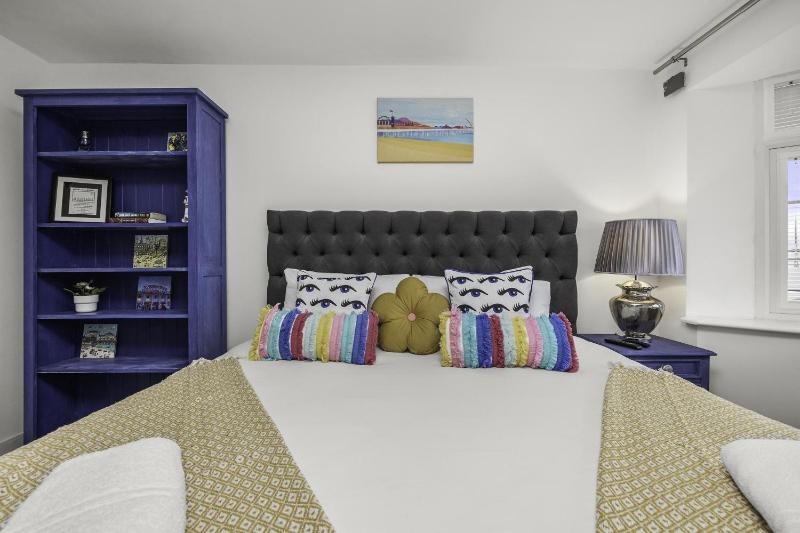 Sunset Townhouse with Parking - image 21
