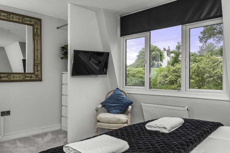 Sunset Townhouse with Parking - image 14