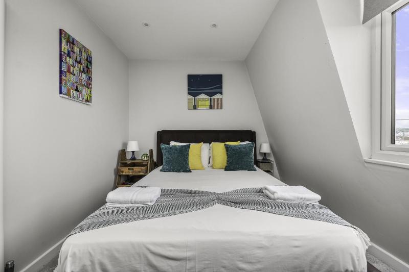 Sunset Townhouse with Parking - image 20