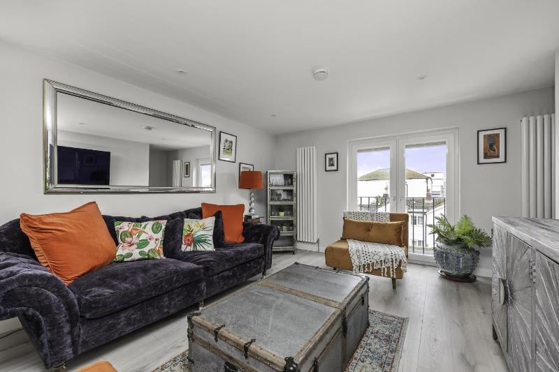 Sunset Townhouse with Parking - image 5