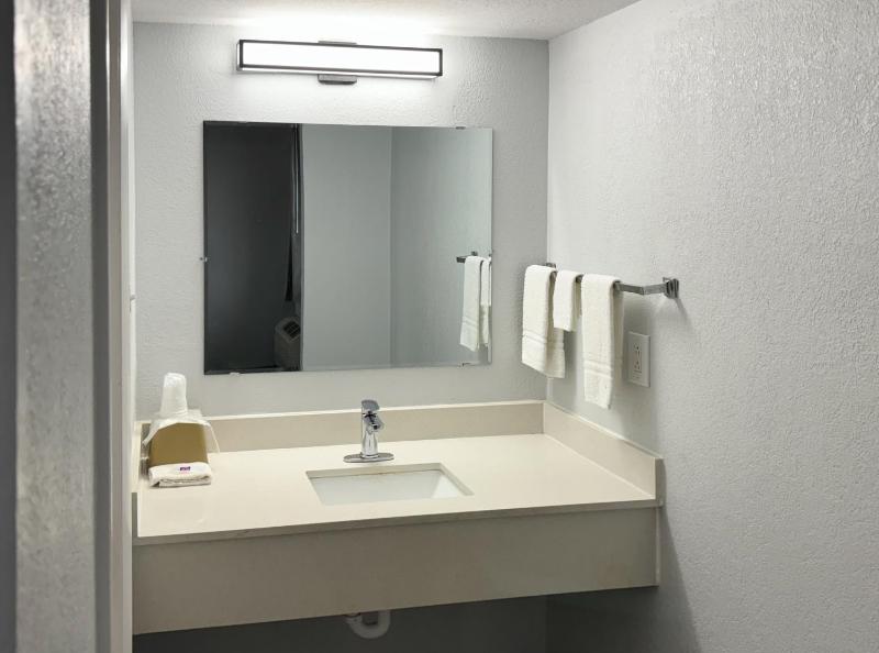 King Room - Non-Smoking image 3