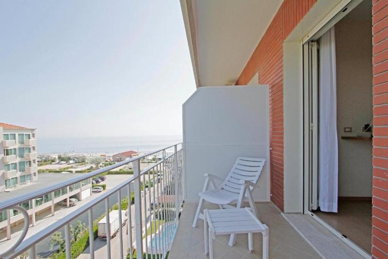 Triple Room with Sea View image 2