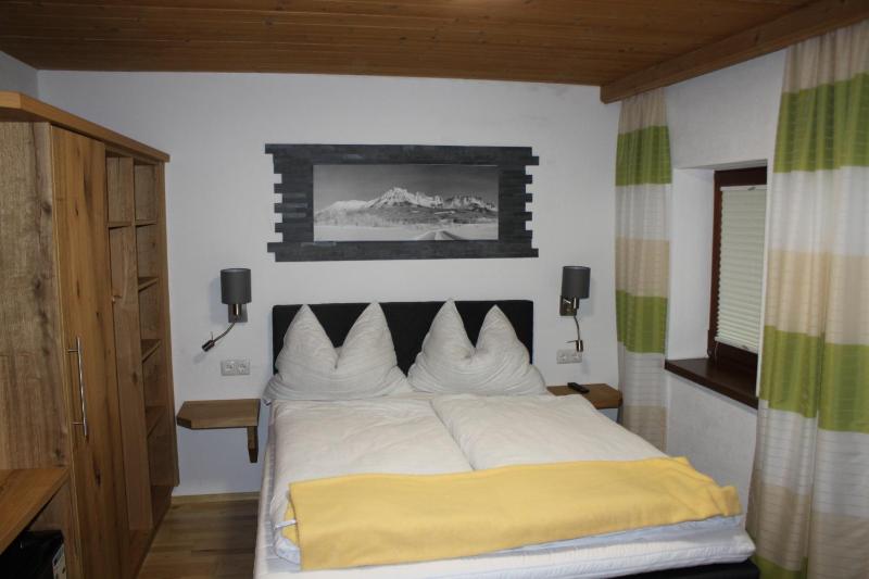 Small Double Room image 4
