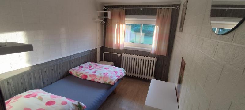 Single Room with Shared Bathroom image 4