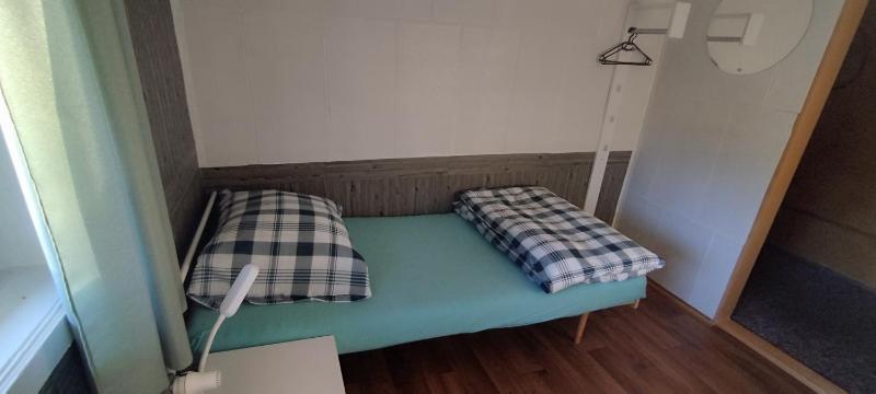Single Room with Shared Bathroom image 3