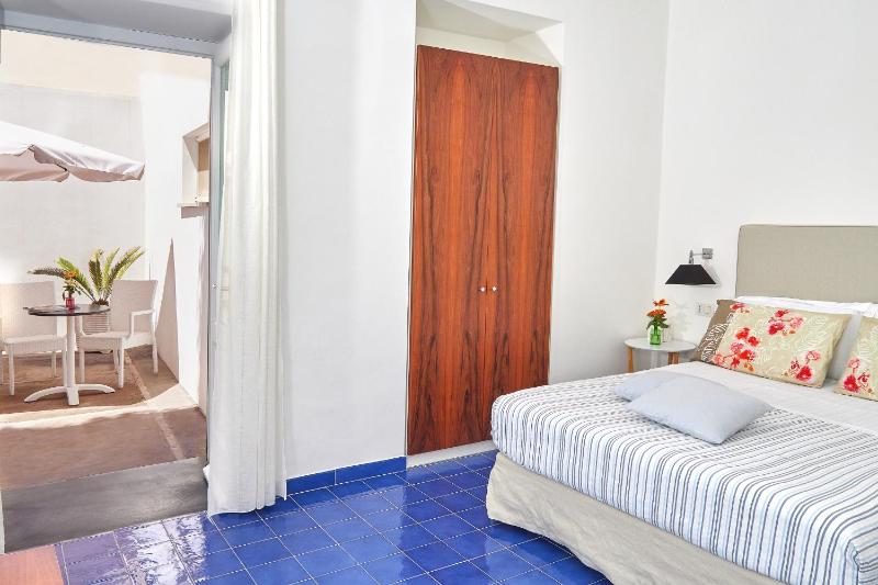 Double Room with Patio image 4