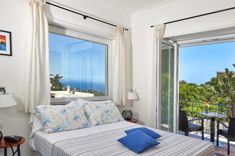 Double Room with Sea View image 4