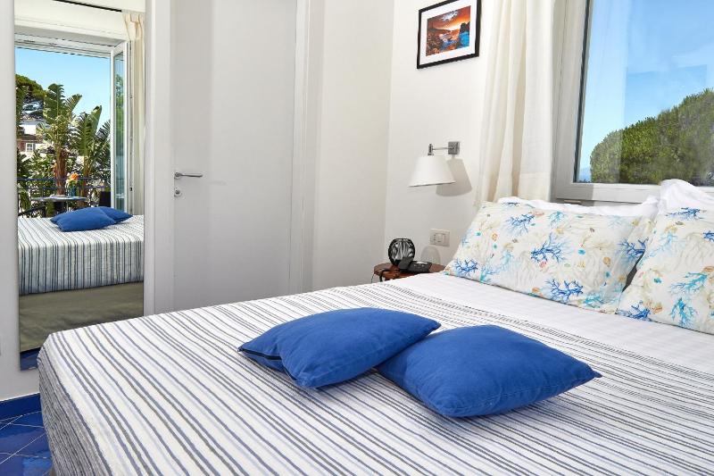 Double Room with Sea View image 3