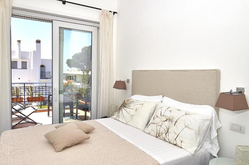 Deluxe Double Room with Side Sea View image 4