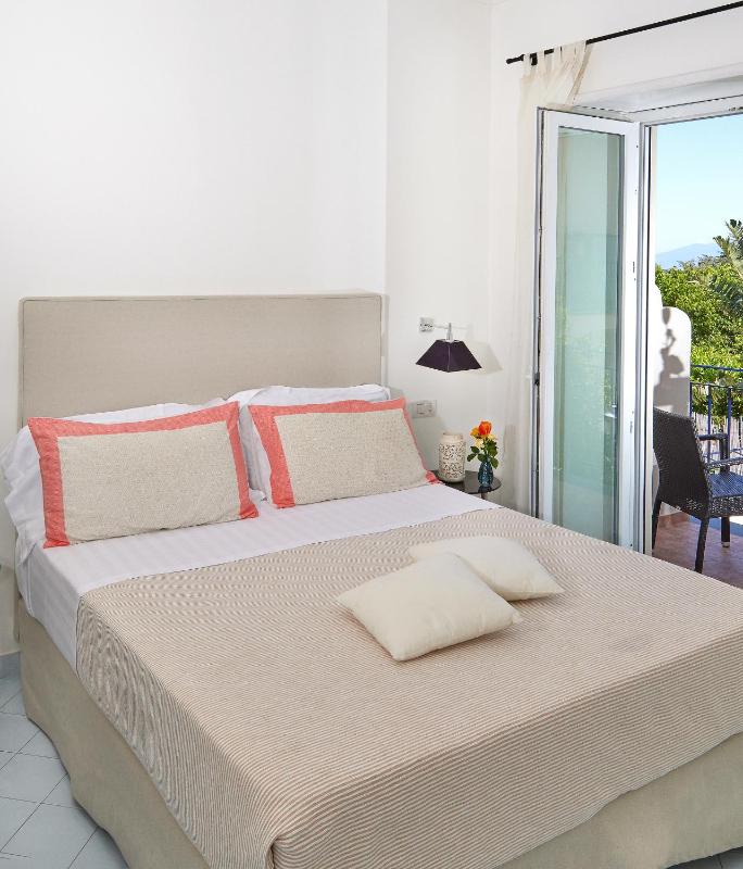 Deluxe Double Room with Side Sea View image 2