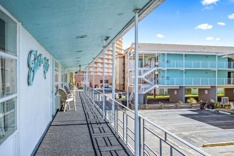 Eden Roc Motel - image 27