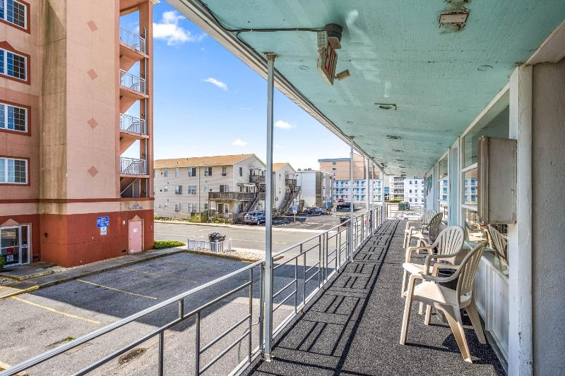 Eden Roc Motel - image 2