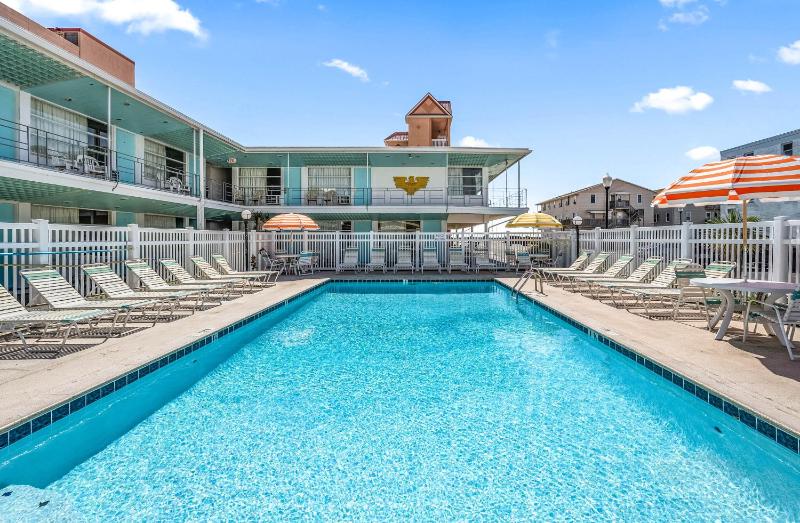 Eden Roc Motel - image 18
