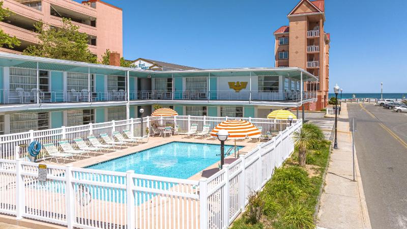 Eden Roc Motel - image 30