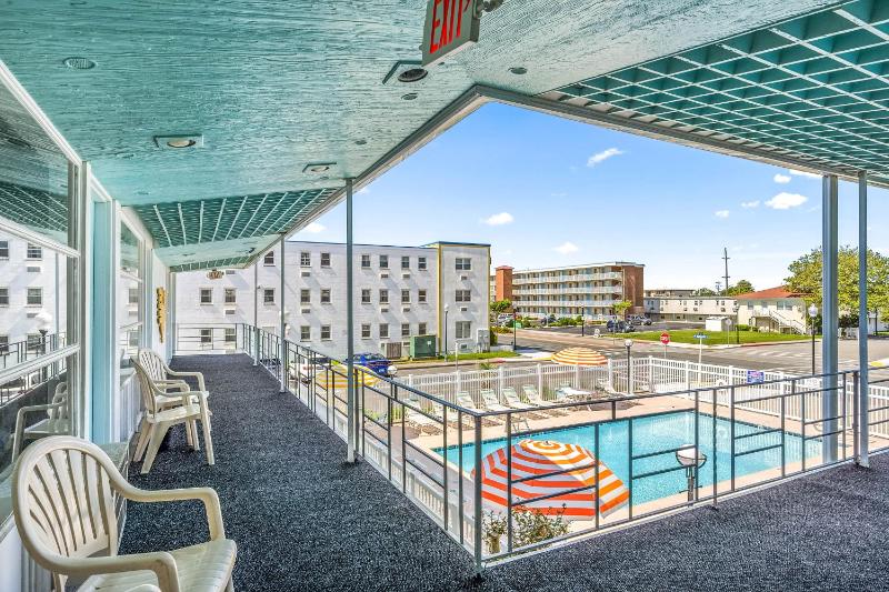 Eden Roc Motel - image 39