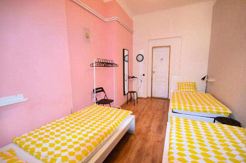 Standard Triple Room with Shared Bathroom image 3