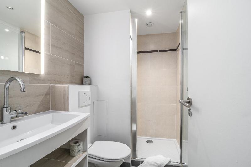 Large One-Bedroom Apartment at 45 image 3