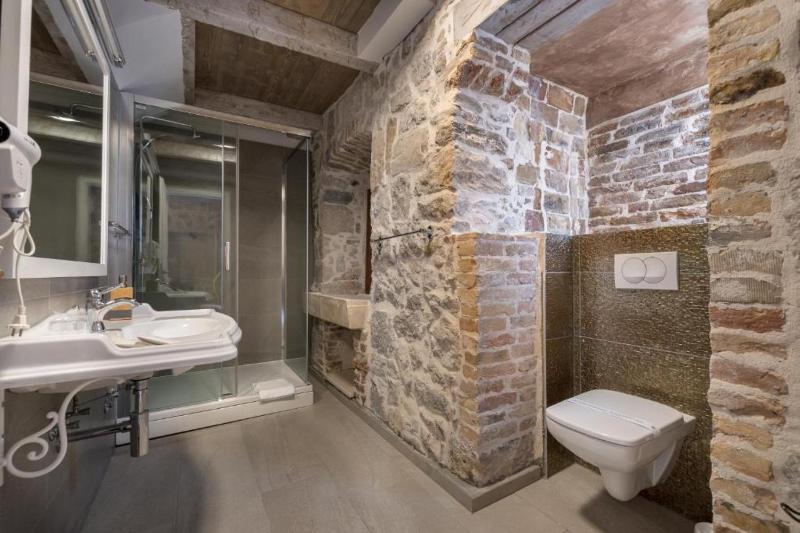 Queen Studio image 2