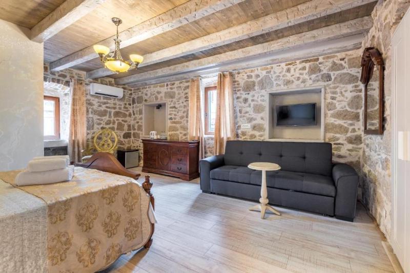 Queen Studio image 1