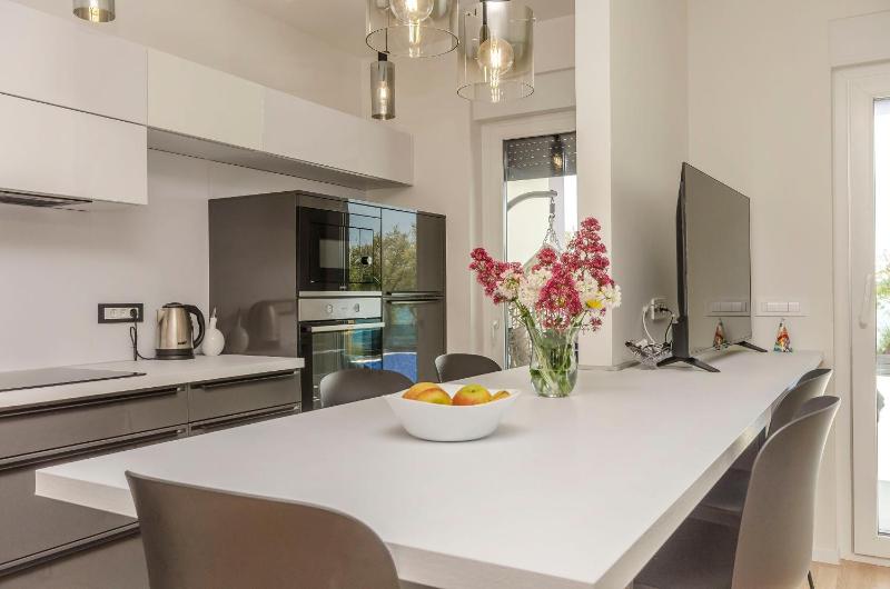 Apartment Adriatic with pool - image 2