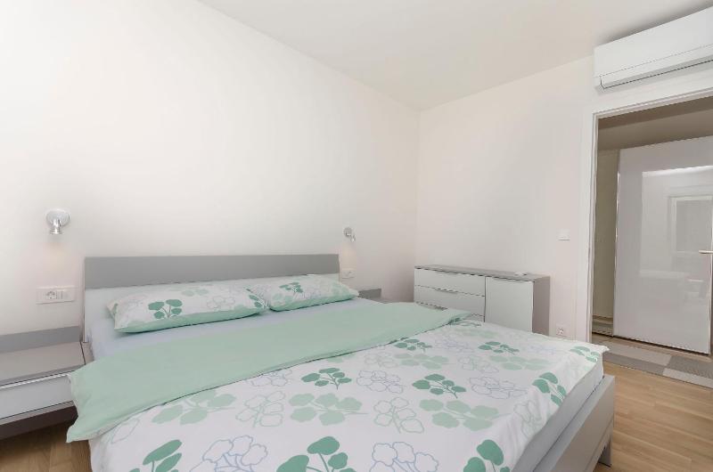Apartment Adriatic with pool - image 6