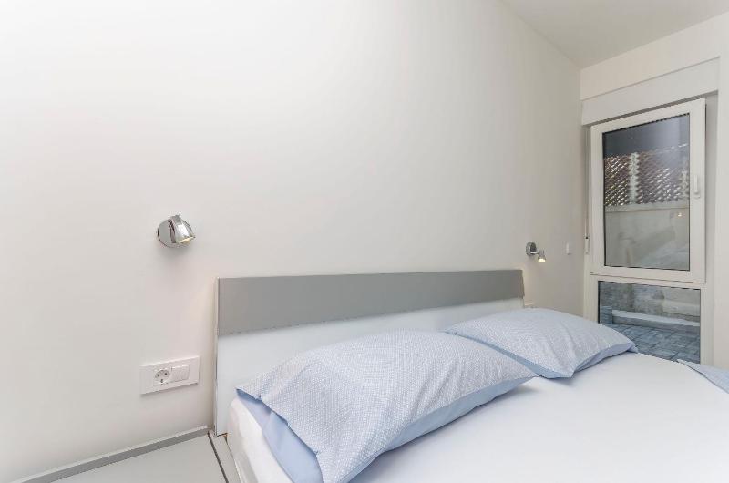 Apartment Adriatic with pool - image 3