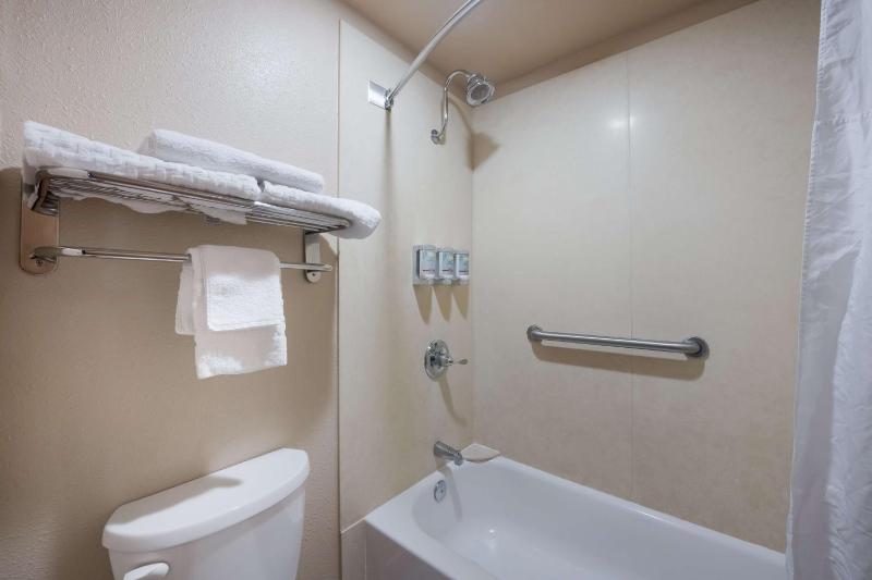 Queen Room - Non-Smoking image 3