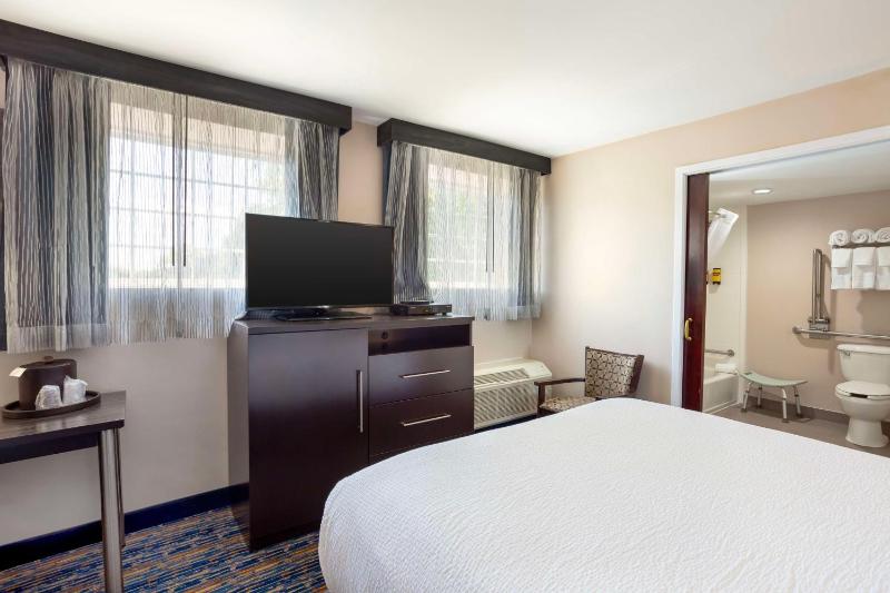  Queen Room with Two Queen Beds and Bath Tub - Disability Access/Non-Smoking image 2