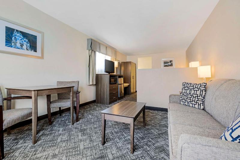 King Suite - Non-Smoking image 3