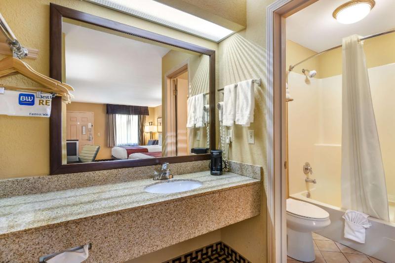 Queen Room with Two Queen Beds - Non-Smoking image 2