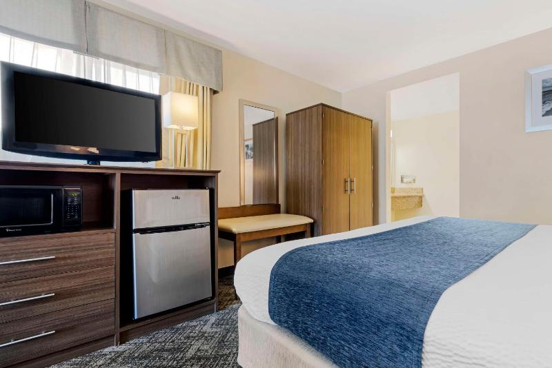 King Suite - Non-Smoking image 4