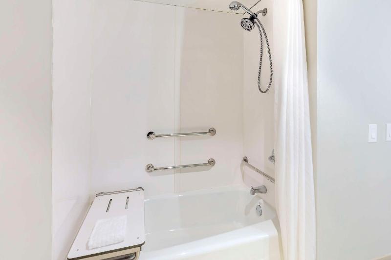 Queen Room with Two Queen Beds and Bath Tub - Disability Access/Non-Smoking  image 2