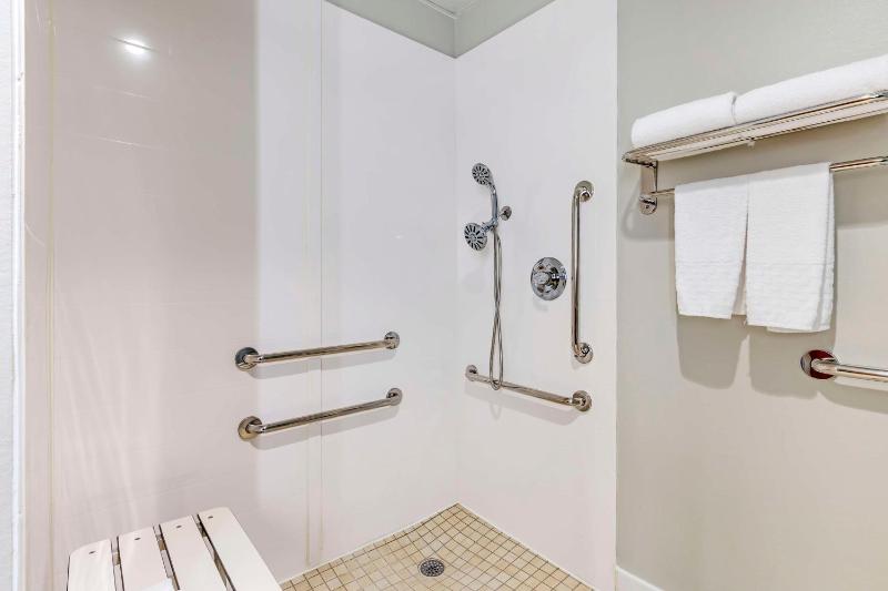 King Room with Roll-in Shower - Mobility/Communication Access/Non-Smoking image 2