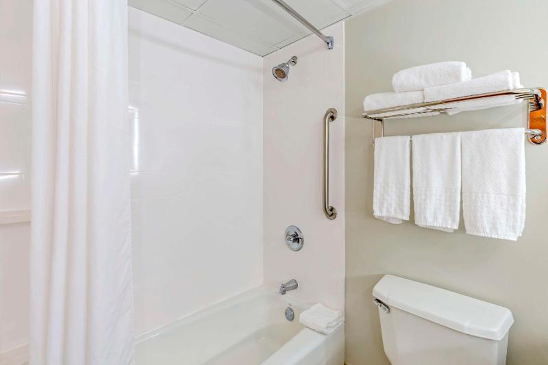 Queen Room with Two Queen Beds - Non-Smoking image 2