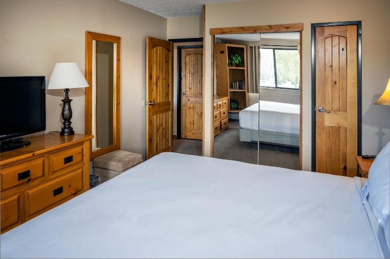 One-Bedroom Suite image 3