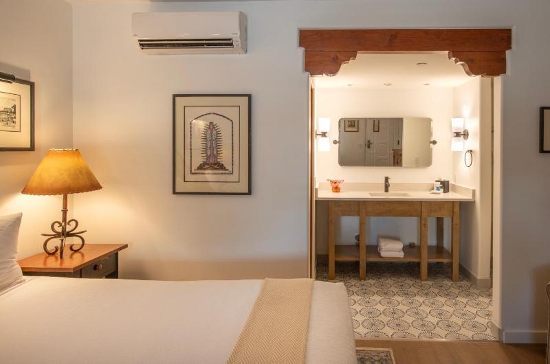 King Room image 3