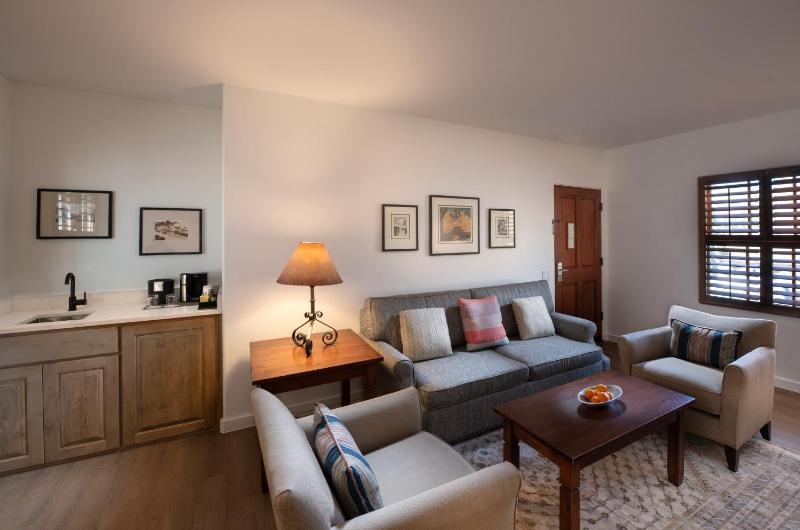 Deluxe King Suite image 3