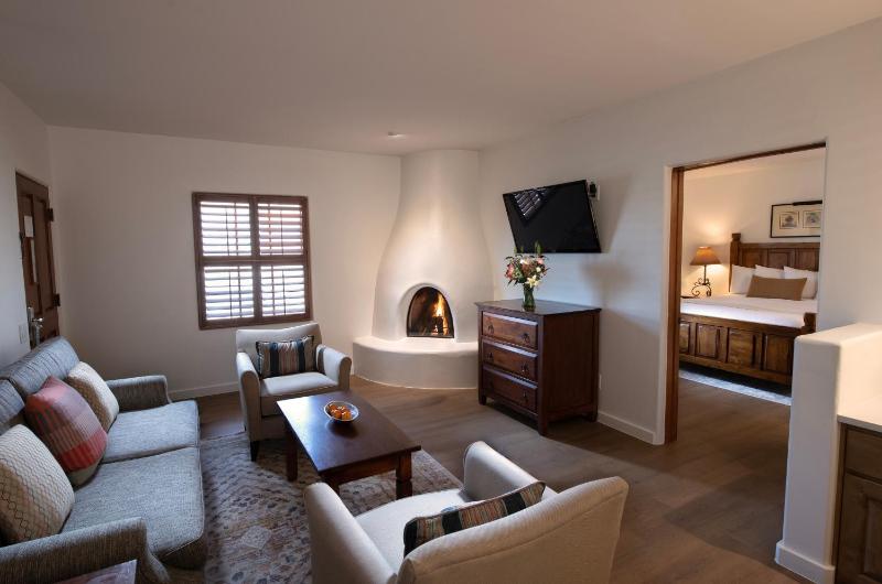 Deluxe King Suite image 2