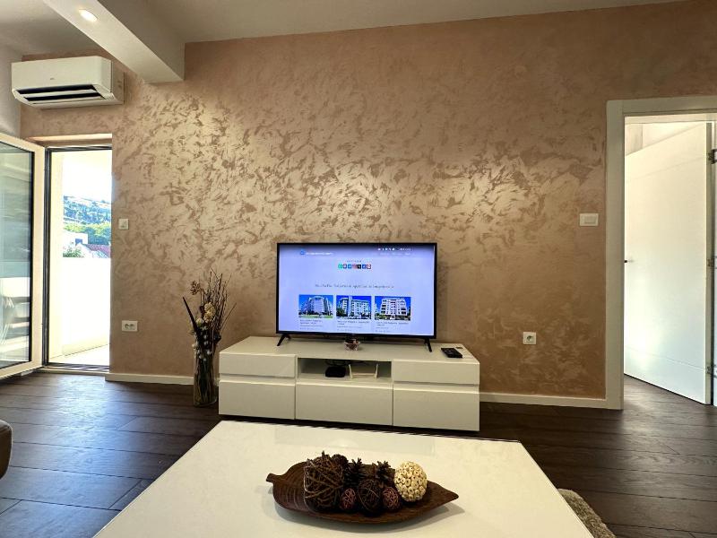 Apartment with Mountain View image 3