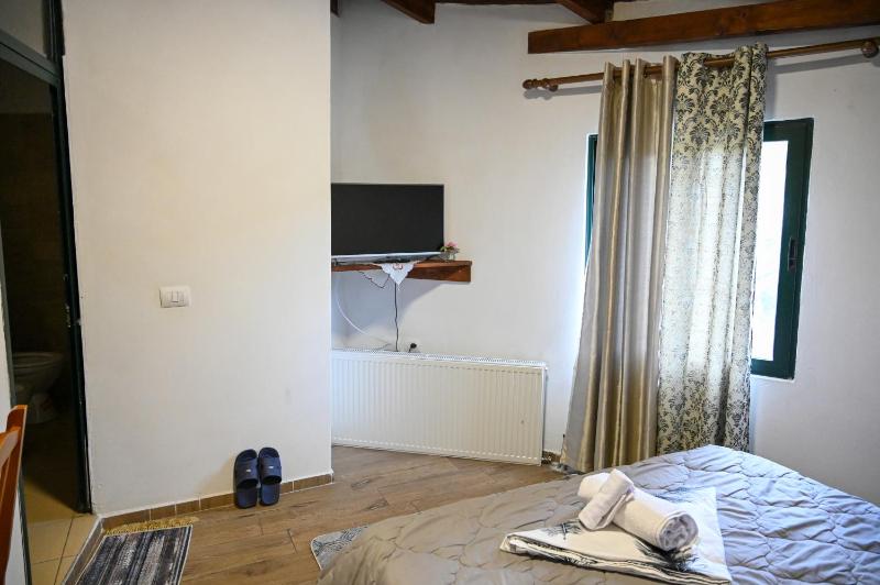 Deluxe Room (2 Adults + 1 Child) image 2