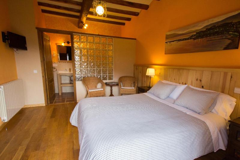 Double or Twin Room with Balcony and Mountain View image 1