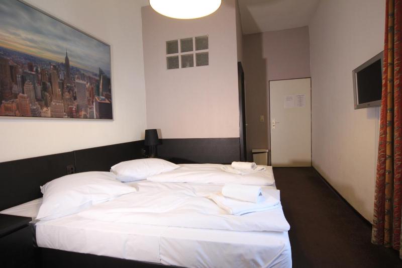 Double Room image 4