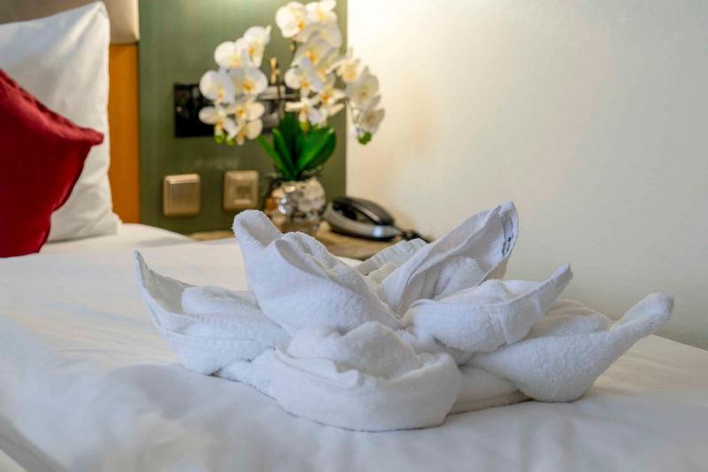 Comfort Queen Room with Queen Bed and View image 2