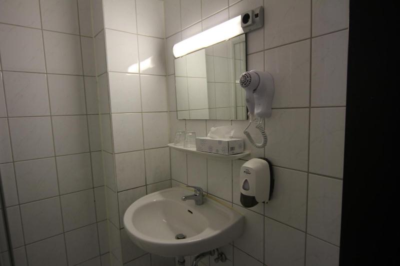 Single Room image 3
