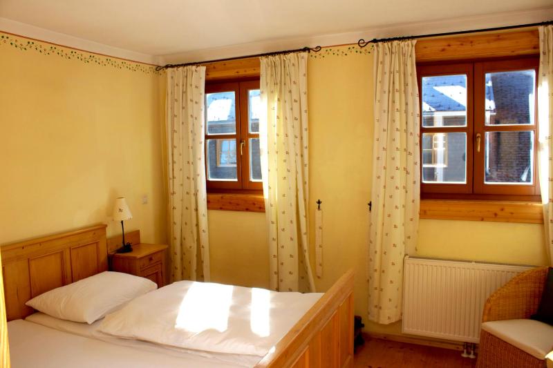 Basic Double Room image 3