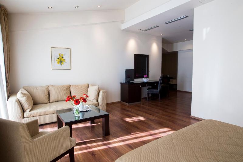 Family Room (2 Adults + 2 Children) image 3