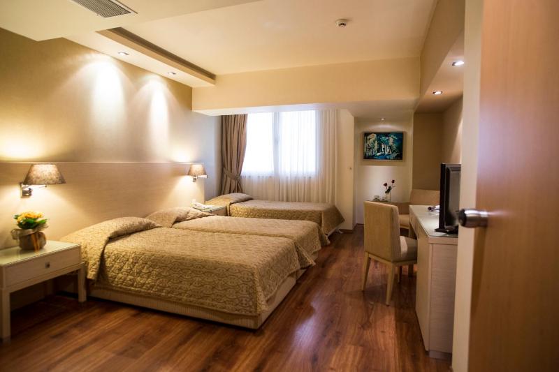 Twin Room with Extra Bed image 3