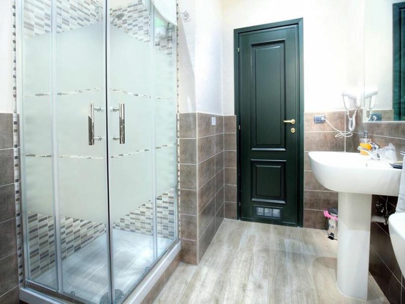 Double Room with Private External Bathroom image 2