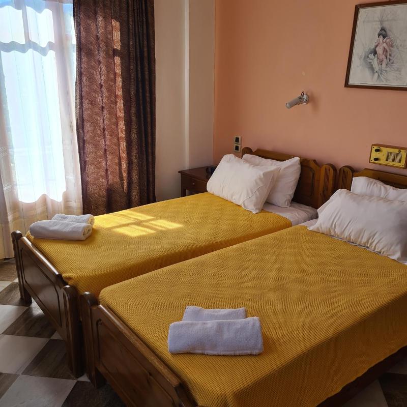 Small Twin Room image 2