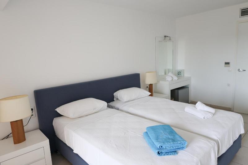 Family Room with Sea View image 2